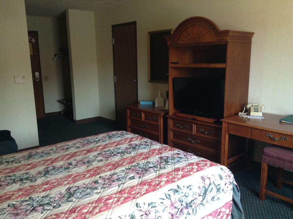 Americinn And Suites By Wyndham Delafield-Waukesha-Milwaukee Экстерьер фото