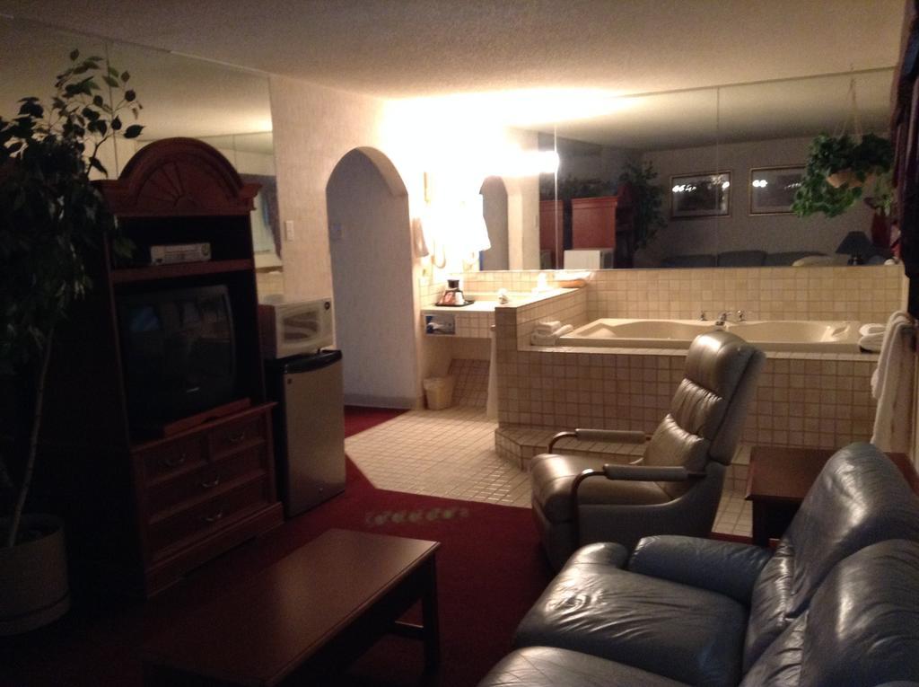 Americinn And Suites By Wyndham Delafield-Waukesha-Milwaukee Экстерьер фото