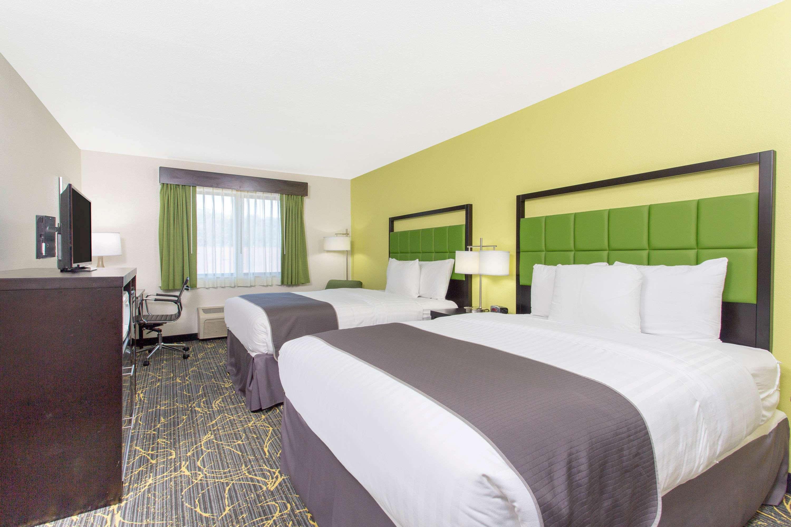 Americinn And Suites By Wyndham Delafield-Waukesha-Milwaukee Экстерьер фото
