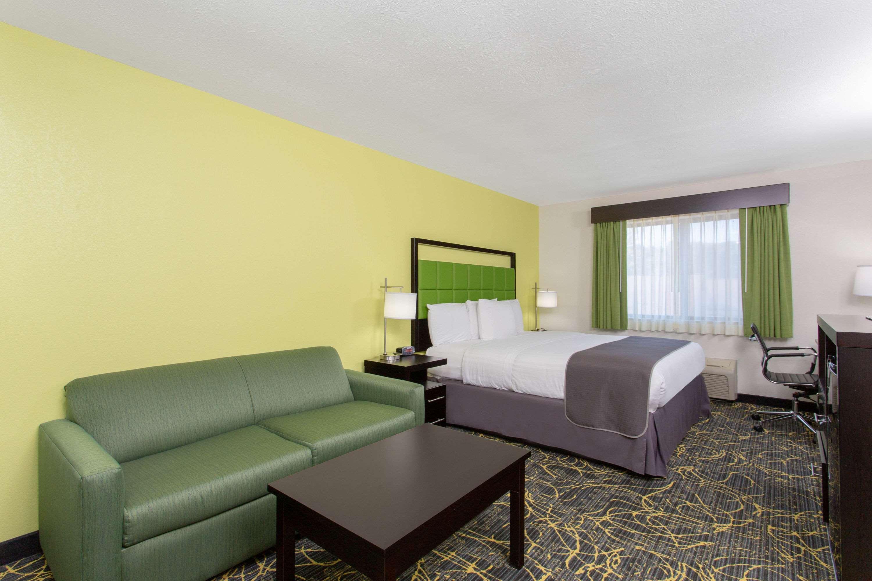 Americinn And Suites By Wyndham Delafield-Waukesha-Milwaukee Экстерьер фото