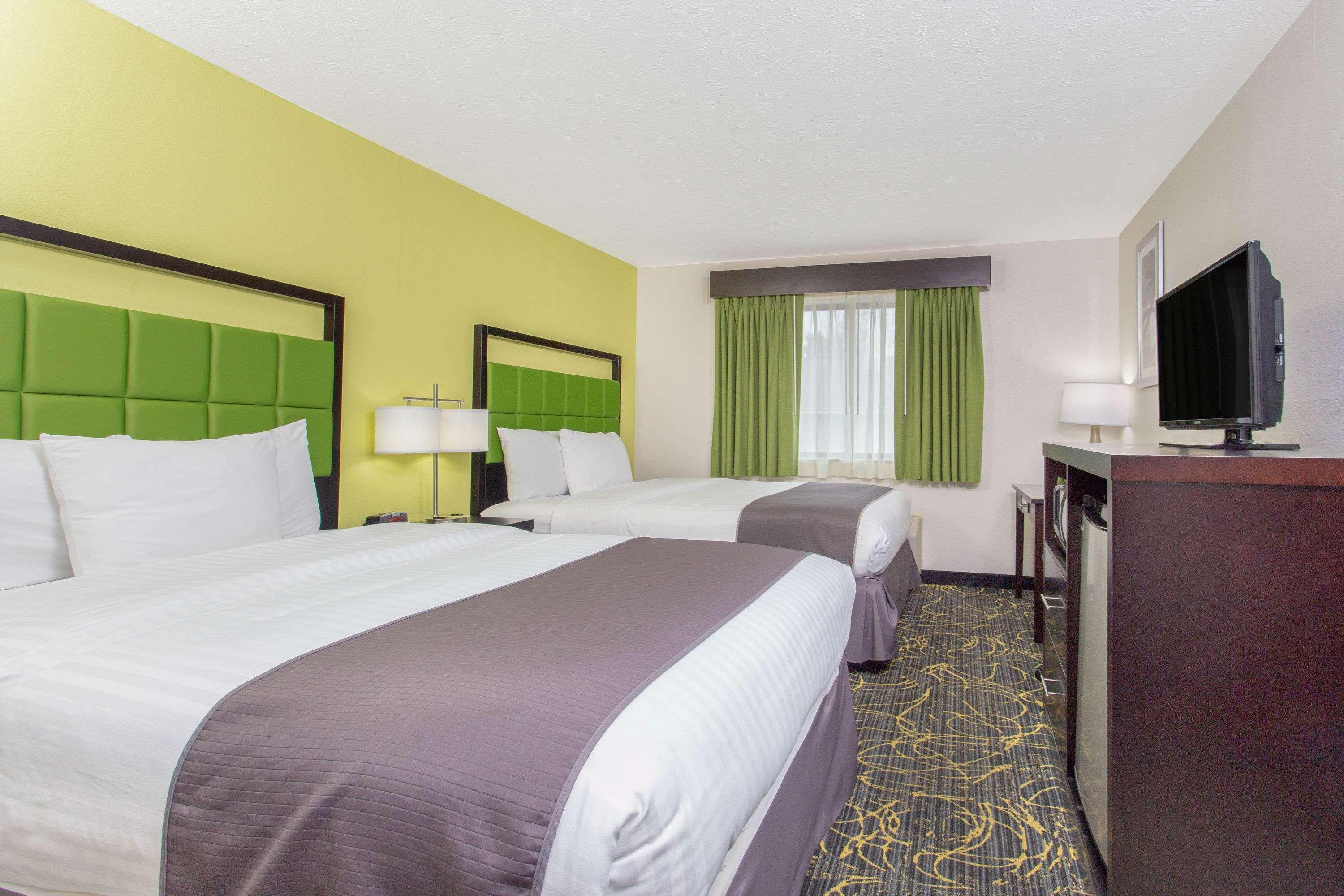 Americinn And Suites By Wyndham Delafield-Waukesha-Milwaukee Экстерьер фото
