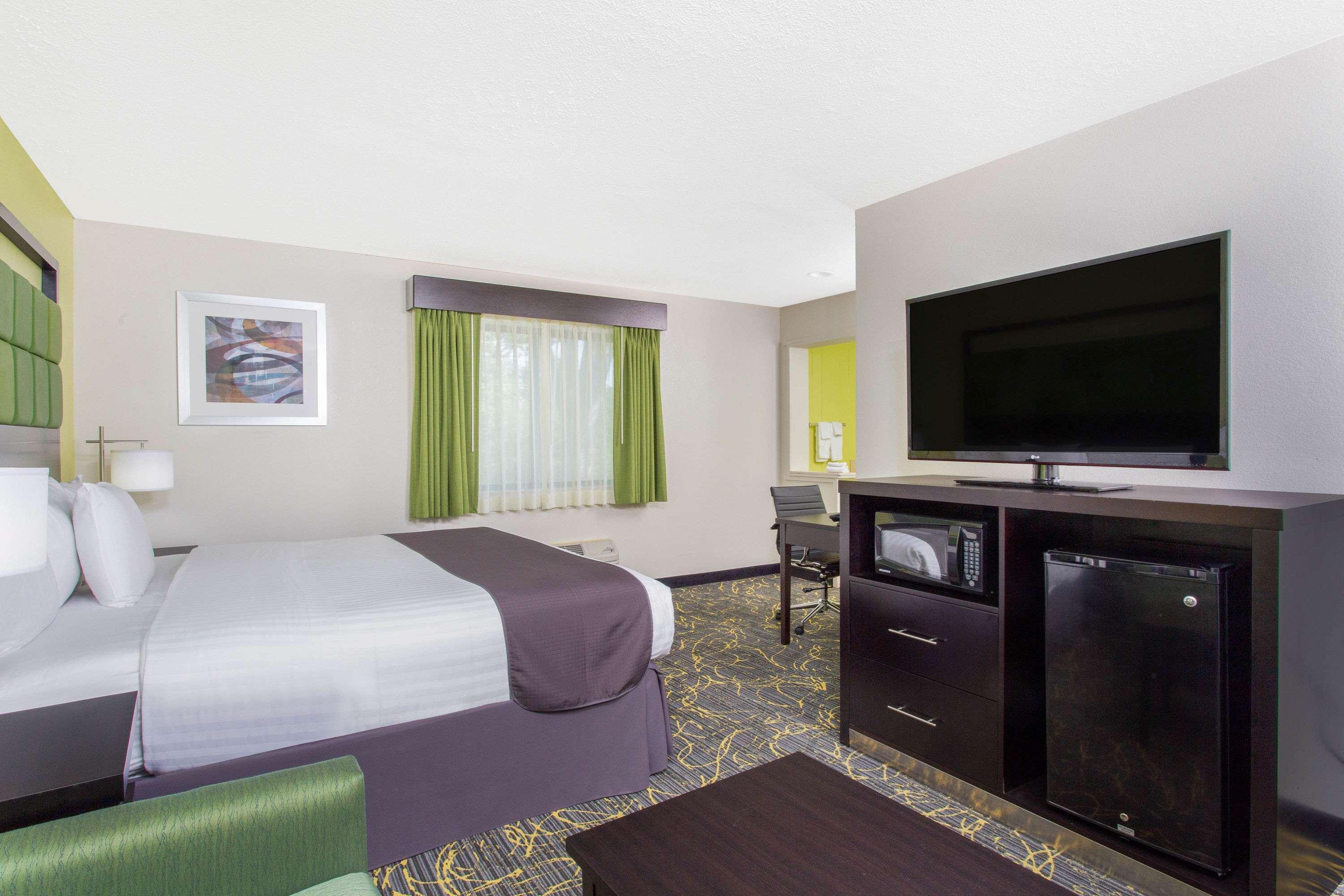 Americinn And Suites By Wyndham Delafield-Waukesha-Milwaukee Экстерьер фото