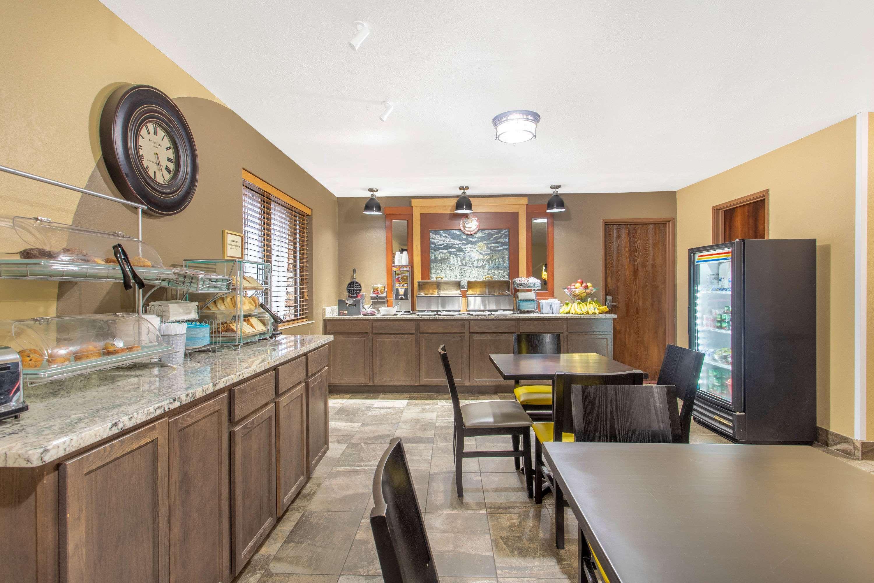 Americinn And Suites By Wyndham Delafield-Waukesha-Milwaukee Экстерьер фото