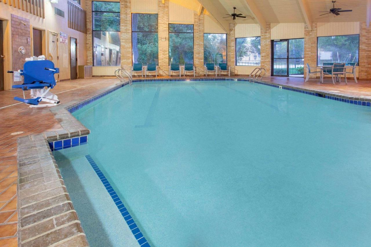 Americinn And Suites By Wyndham Delafield-Waukesha-Milwaukee Экстерьер фото