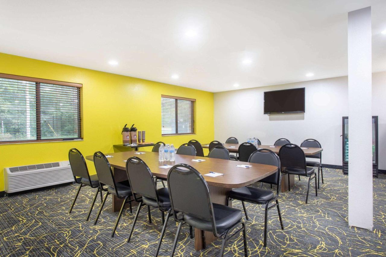 Americinn And Suites By Wyndham Delafield-Waukesha-Milwaukee Экстерьер фото