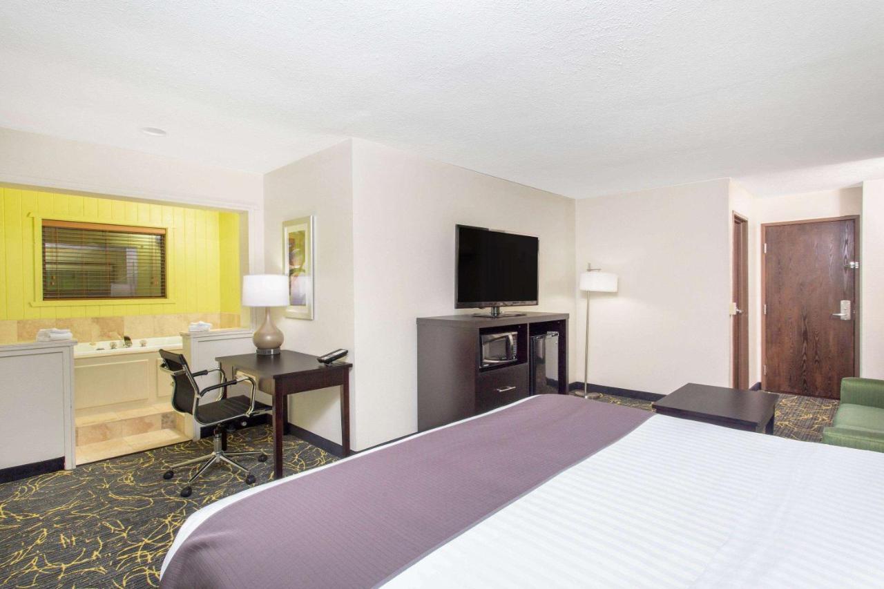 Americinn And Suites By Wyndham Delafield-Waukesha-Milwaukee Экстерьер фото
