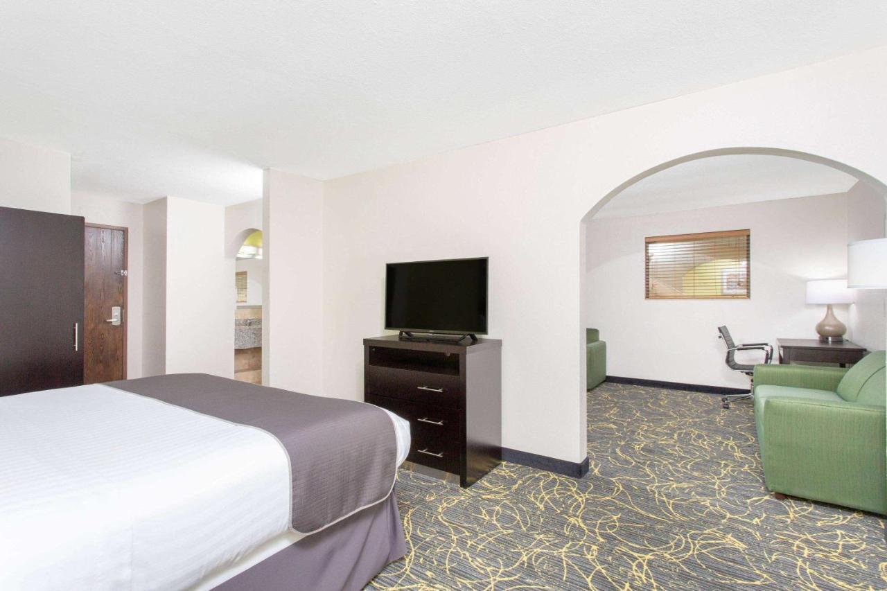 Americinn And Suites By Wyndham Delafield-Waukesha-Milwaukee Экстерьер фото