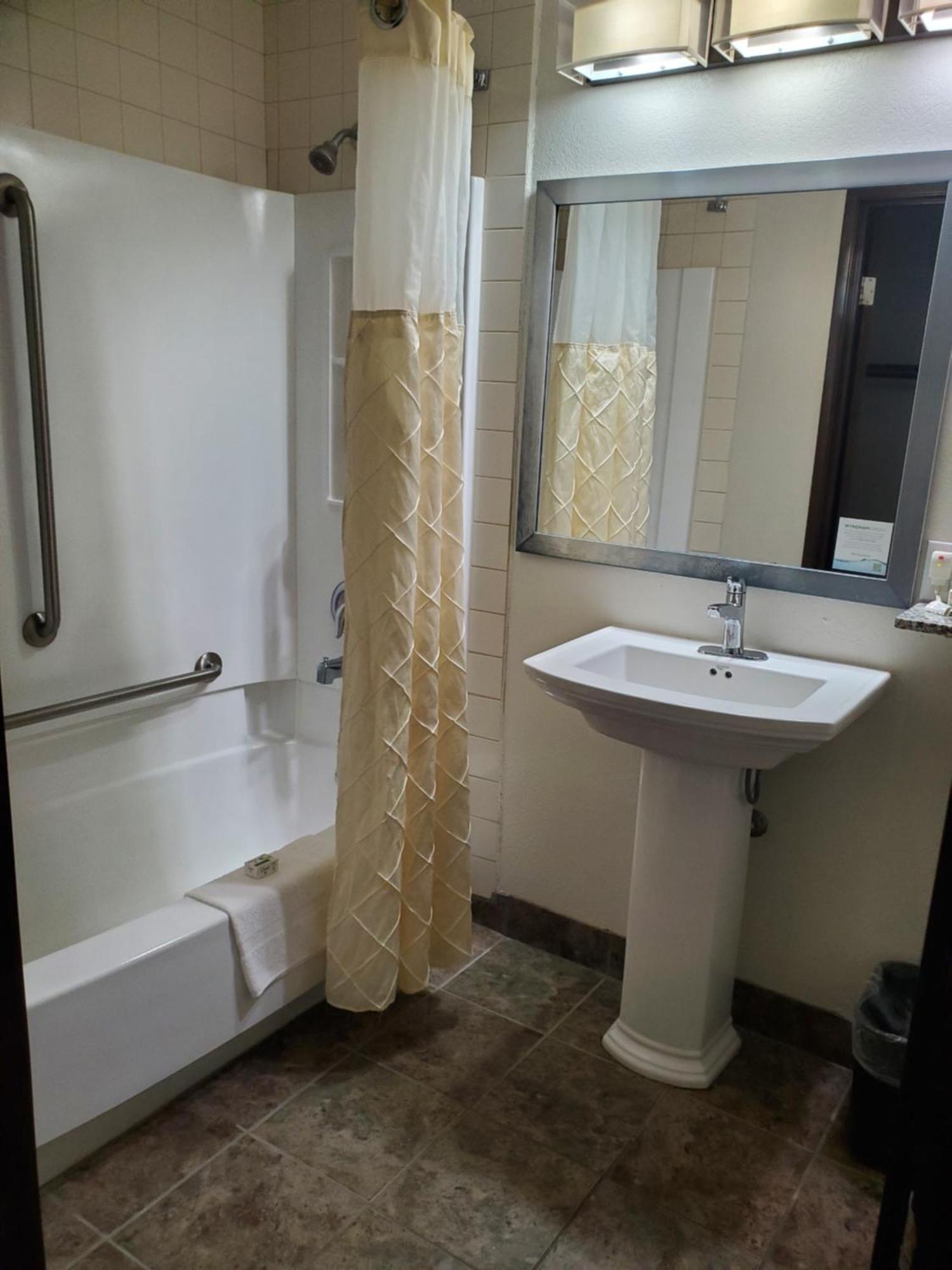 Americinn And Suites By Wyndham Delafield-Waukesha-Milwaukee Экстерьер фото