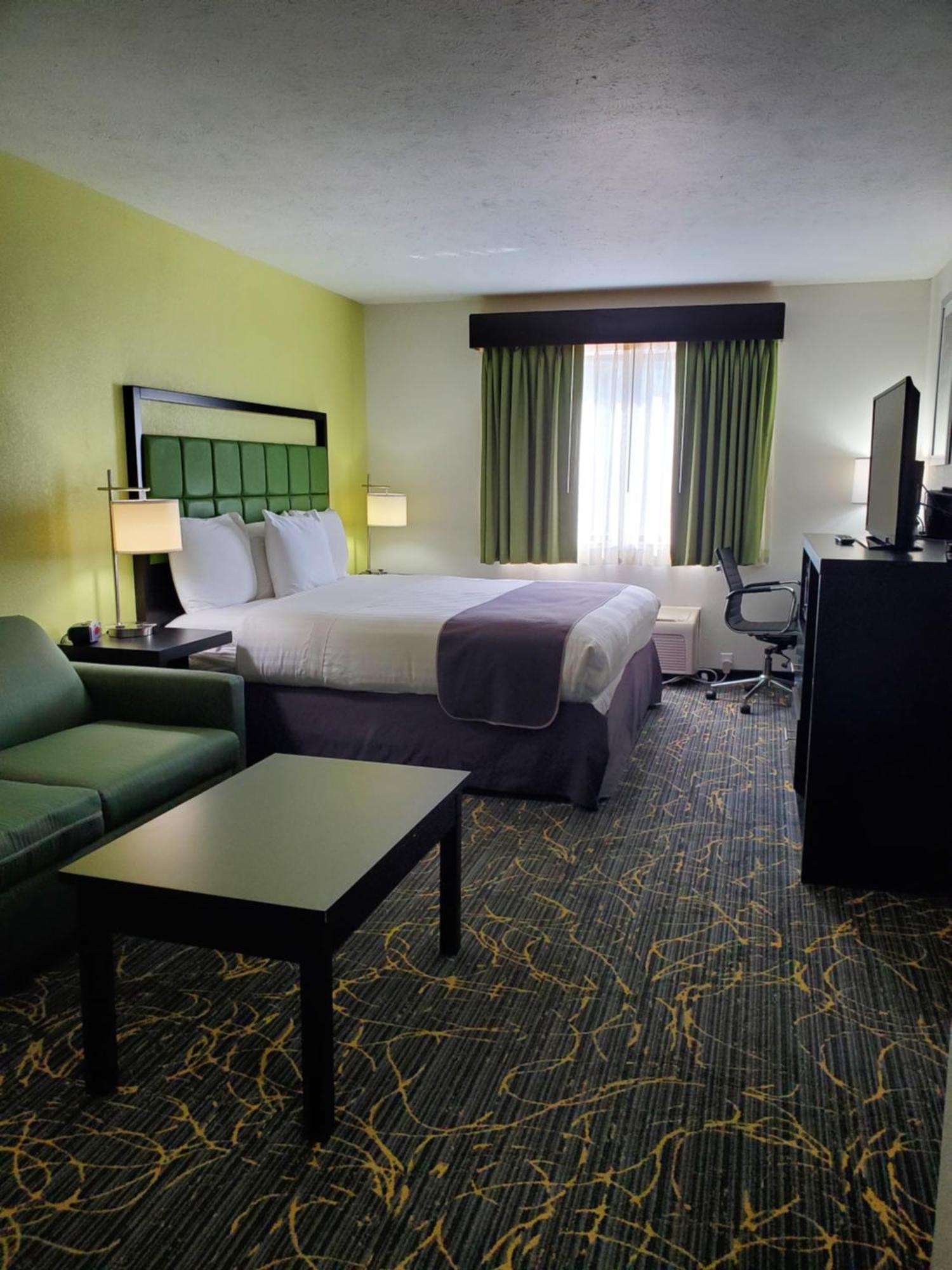 Americinn And Suites By Wyndham Delafield-Waukesha-Milwaukee Экстерьер фото