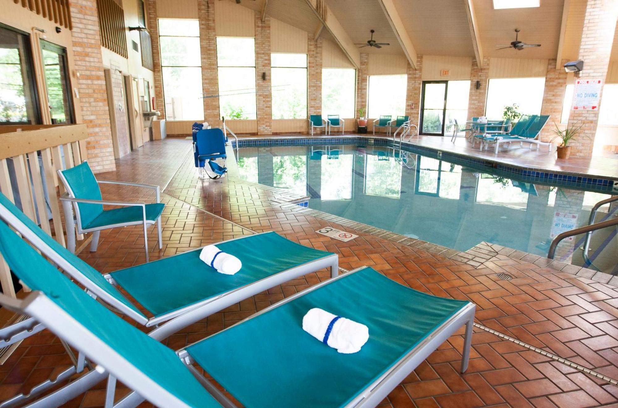 Americinn And Suites By Wyndham Delafield-Waukesha-Milwaukee Экстерьер фото