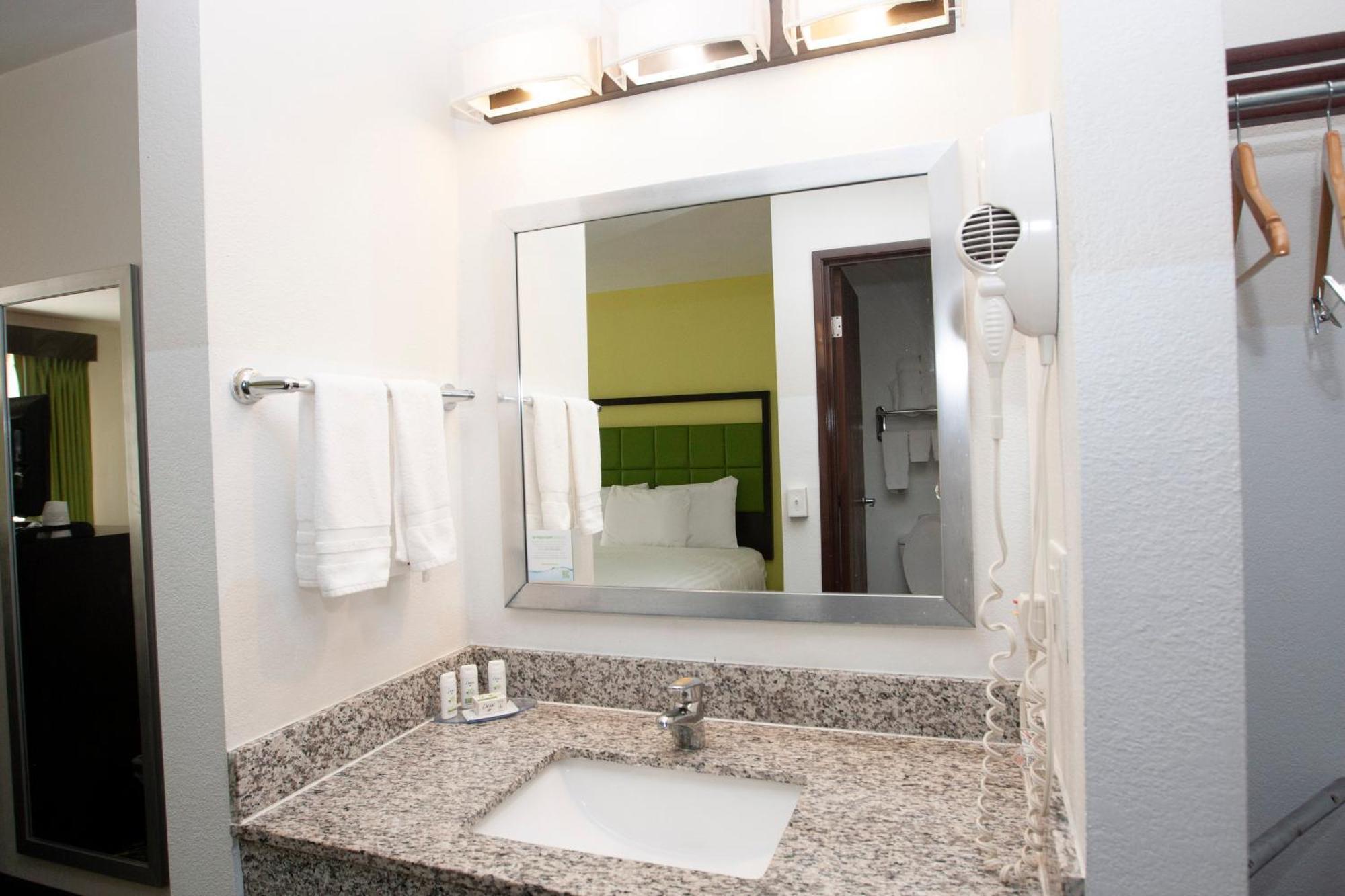 Americinn And Suites By Wyndham Delafield-Waukesha-Milwaukee Номер фото