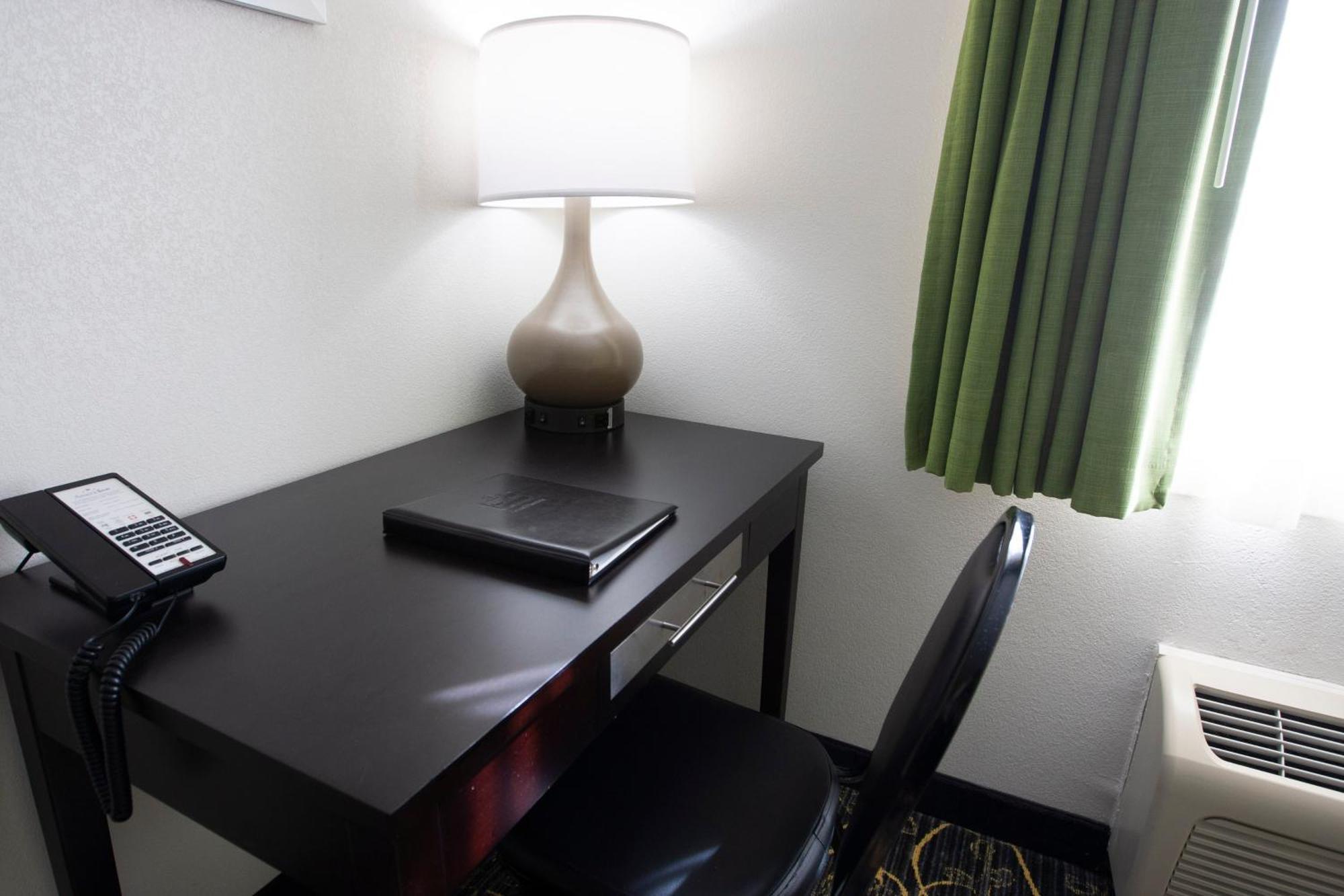 Americinn And Suites By Wyndham Delafield-Waukesha-Milwaukee Номер фото
