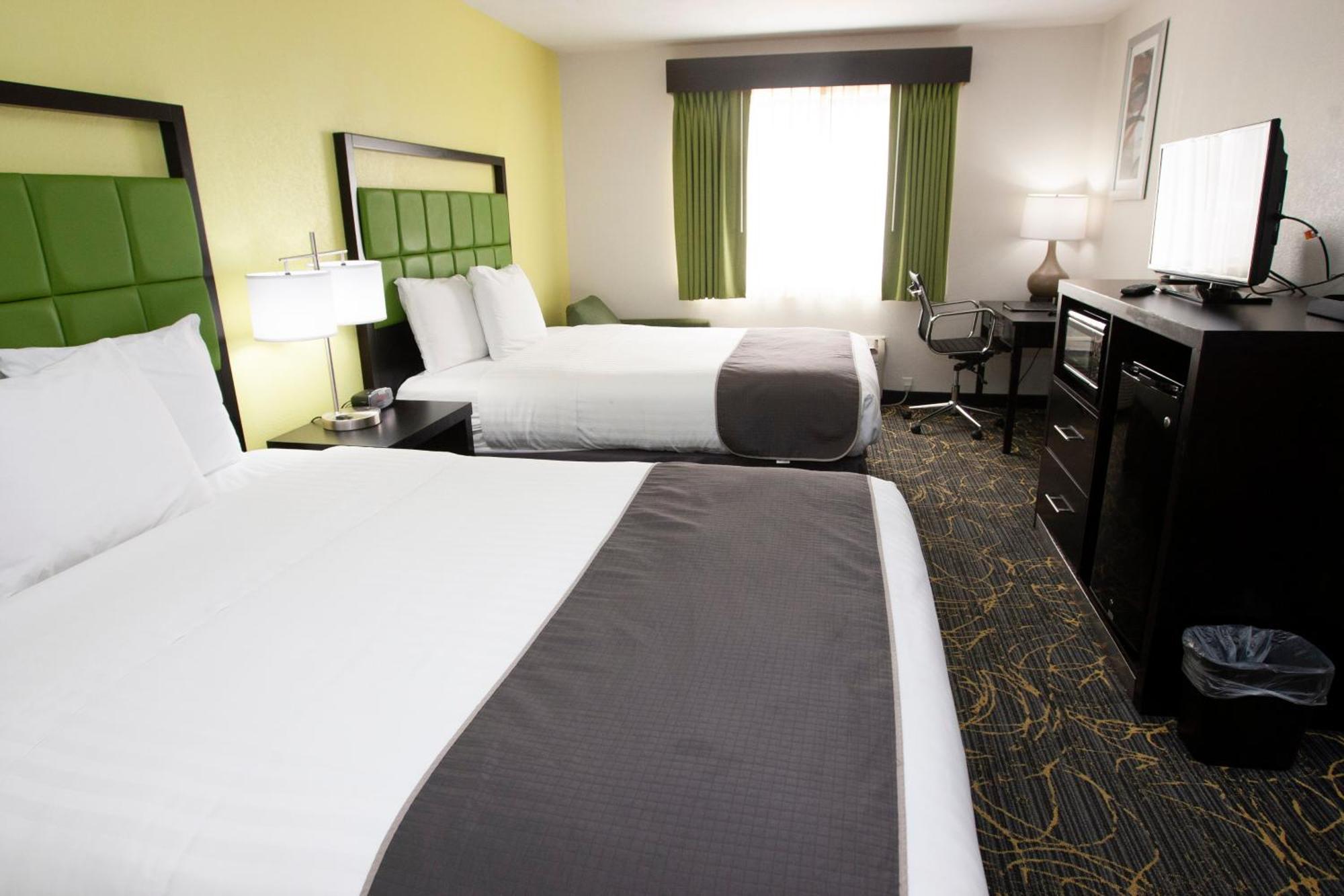 Americinn And Suites By Wyndham Delafield-Waukesha-Milwaukee Экстерьер фото