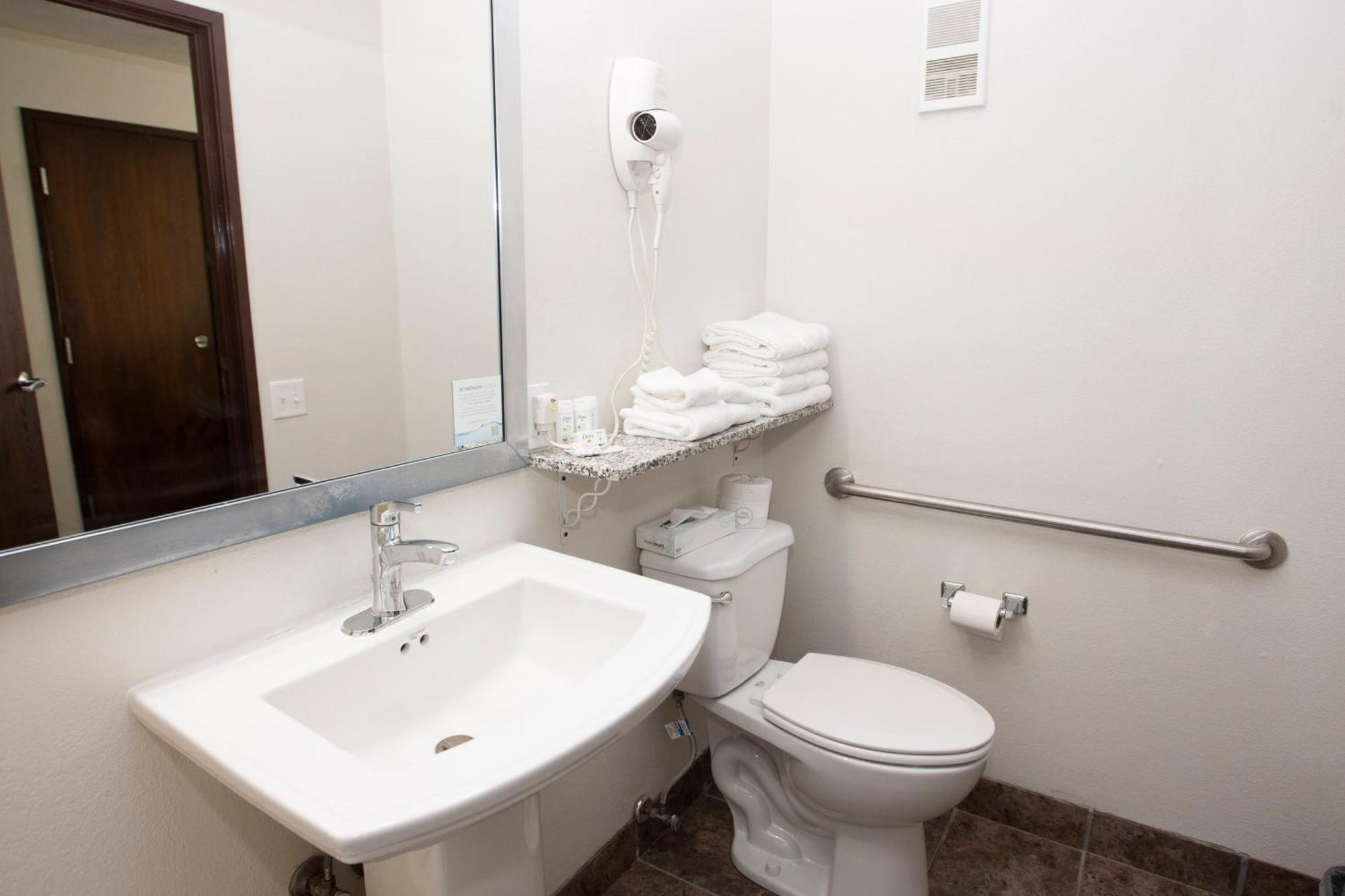 Americinn And Suites By Wyndham Delafield-Waukesha-Milwaukee Номер фото