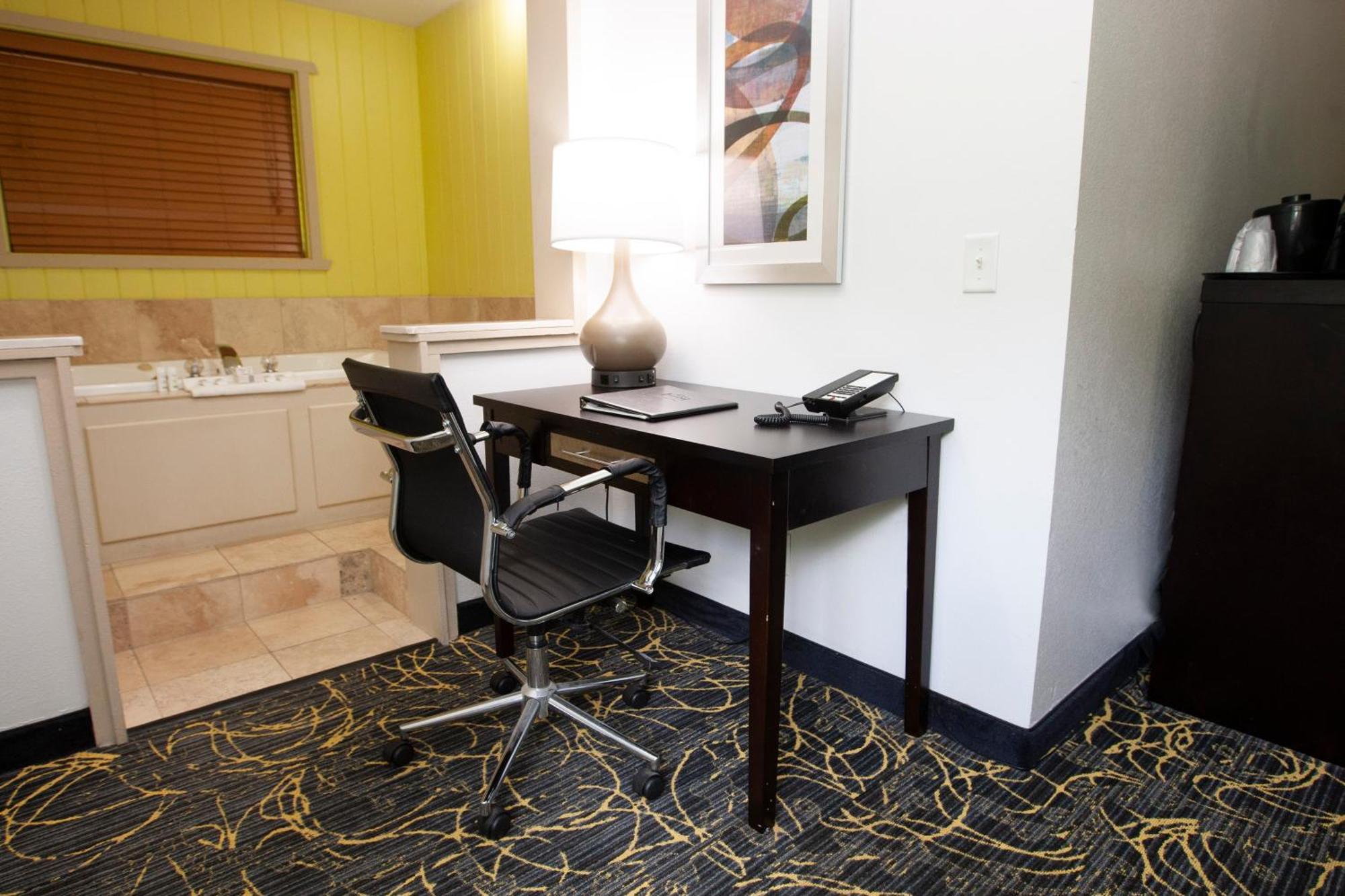 Americinn And Suites By Wyndham Delafield-Waukesha-Milwaukee Номер фото