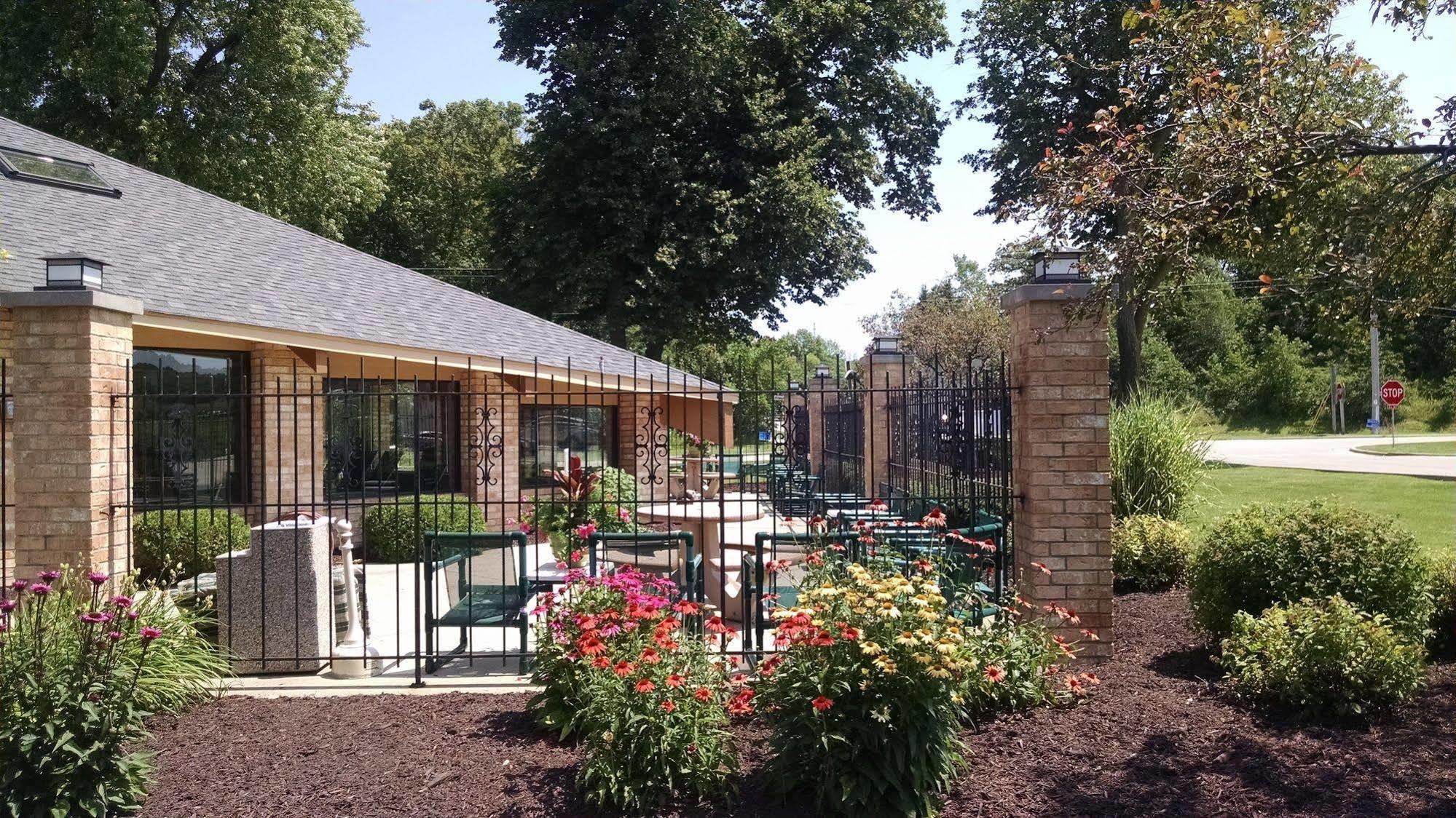 Americinn And Suites By Wyndham Delafield-Waukesha-Milwaukee Экстерьер фото